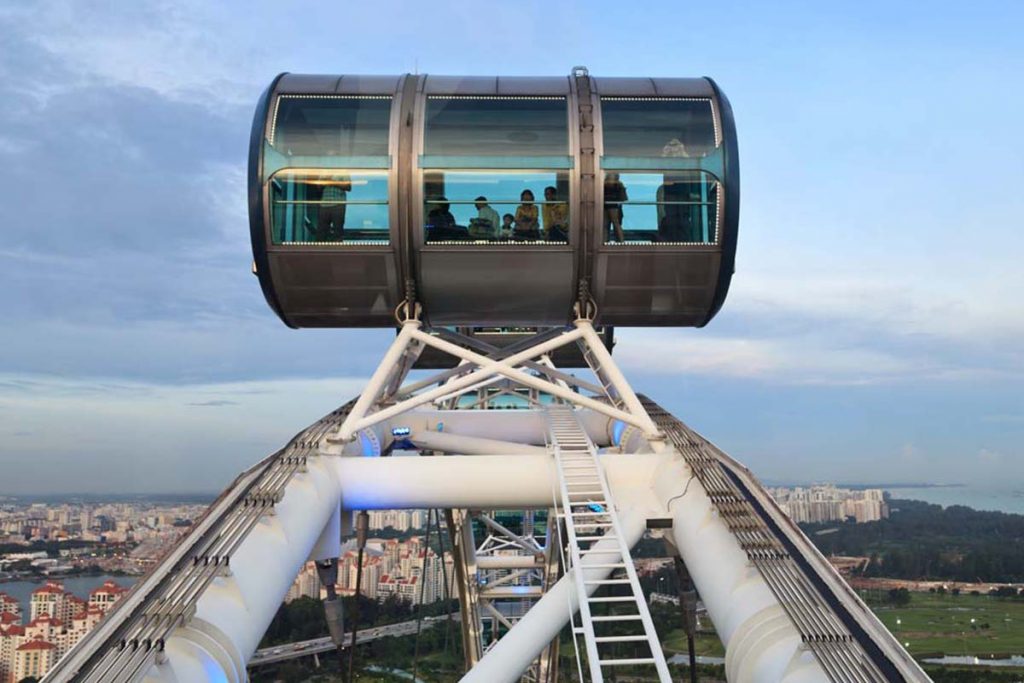 Singapore Flyer: Mide 165 metros de altura y está ubicada en Singapur. Fue inaugurado hace 8 años. Cuenta con 28 cápsulas con una capacidad para 28 pasajeros.