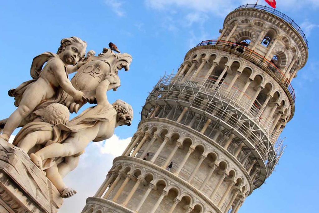 Torre de Pisa: Una de las construcciones más famosas de Italia. Lo más llamativo de la torre es su inclinación. Su altura es de 55 metros y cuenta con ocho niveles. Una escalera interna en espiral con 294 escalones conduce al visitante a la zona más alta de la torre, desde donde se contempla la Plaza de los Milagros.