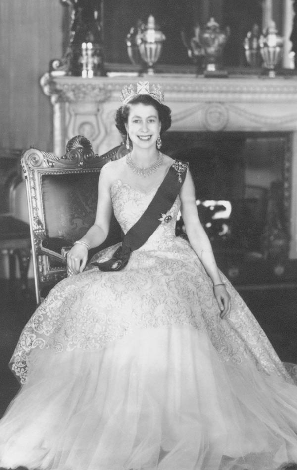 Exhiben icónicos vestidos de la Reina Isabel | Digitall Post : Digitall Post