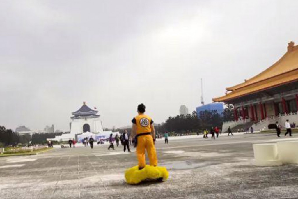 (video) Gokú sorprende a transeúntes en China con su nube voladora