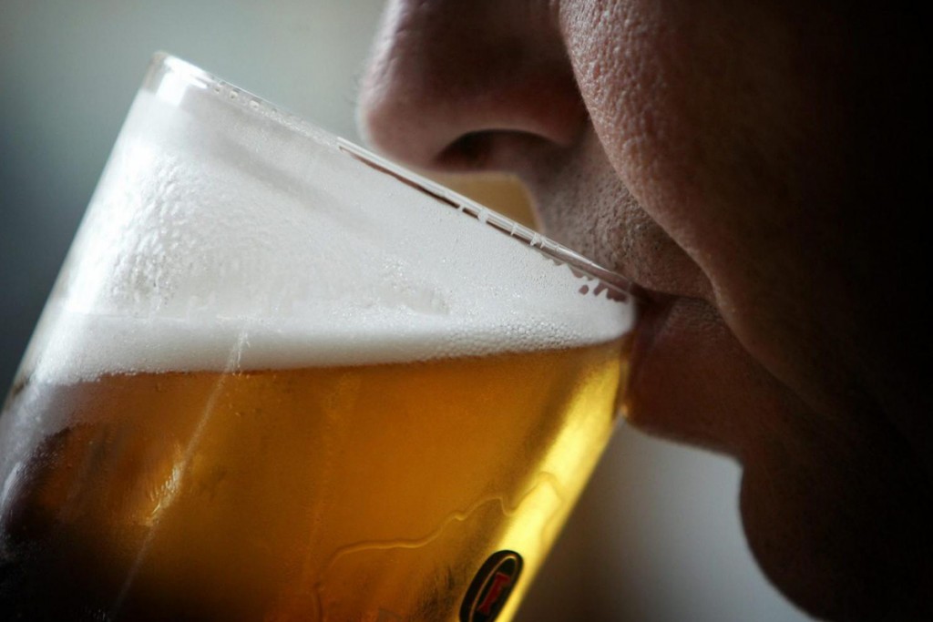 ¡Una razón más para beber! Tomar cerveza fortalece tus huesos