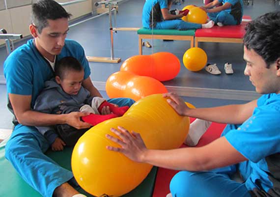 Universitarios de UAEM realizan Jornada de Fisioterapia para niños