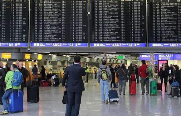 Decenas de vuelos cancelados por huelga de controladores franceses