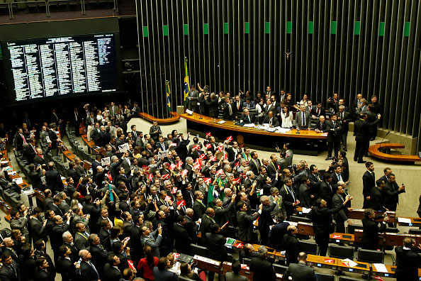 (video) Proceso a Rousseff sigue adelante tras confusión por anulación