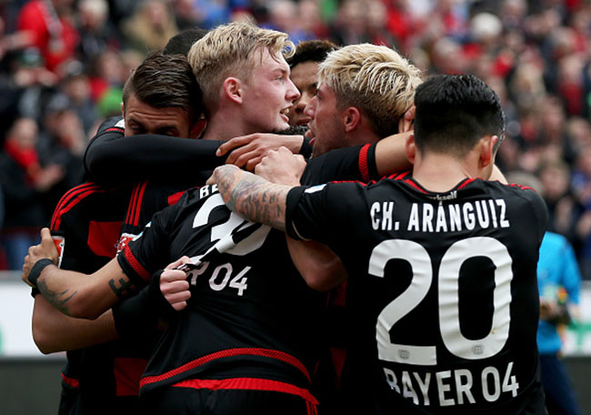 Leverkusen y “Chicharito” ansían hacerse fuertes en casa