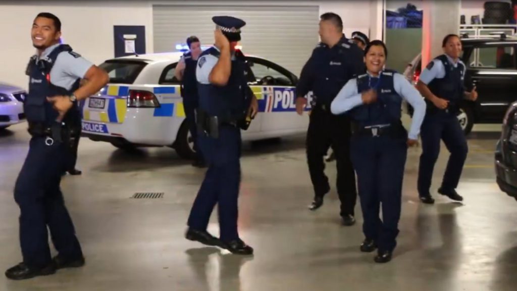 (Video) El baile de la policía kiwi enloquece a internautas