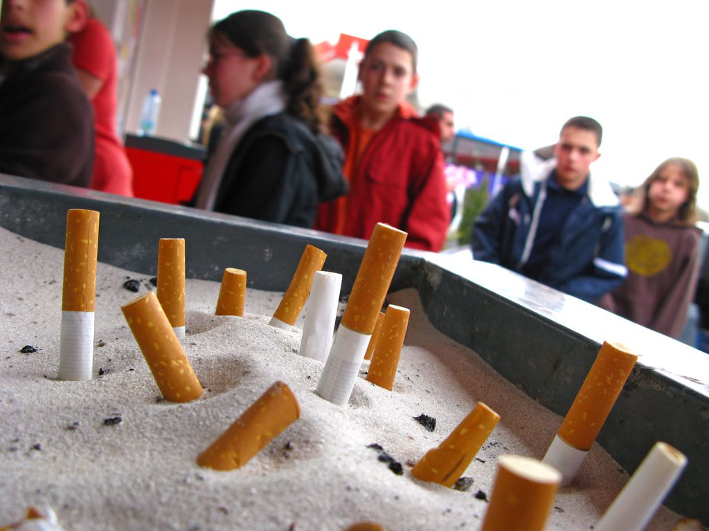 Reglas estrictas contra venta de tabaco para disuadir consumo