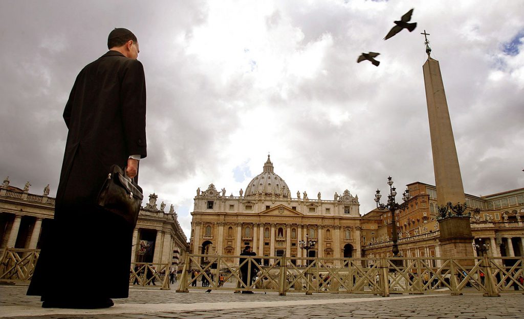 El Banco Vaticano  cerró cuentas «fuera de norma»