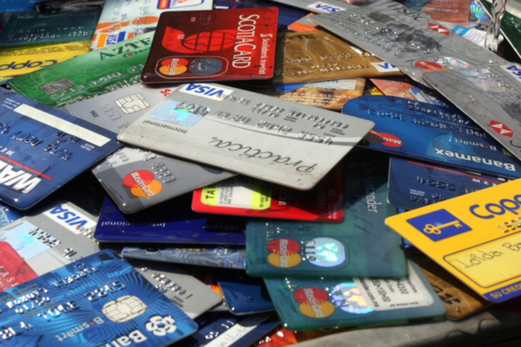 Senadores urgen frenar cobros excesivos en tarjetas de crédito