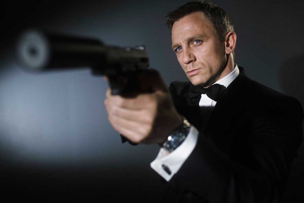 Estudios de cine buscan al próximo James Bond en medio de polémica