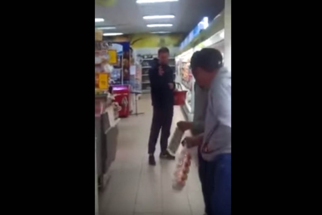 (video) Borracho se pelea con su propio reflejo
