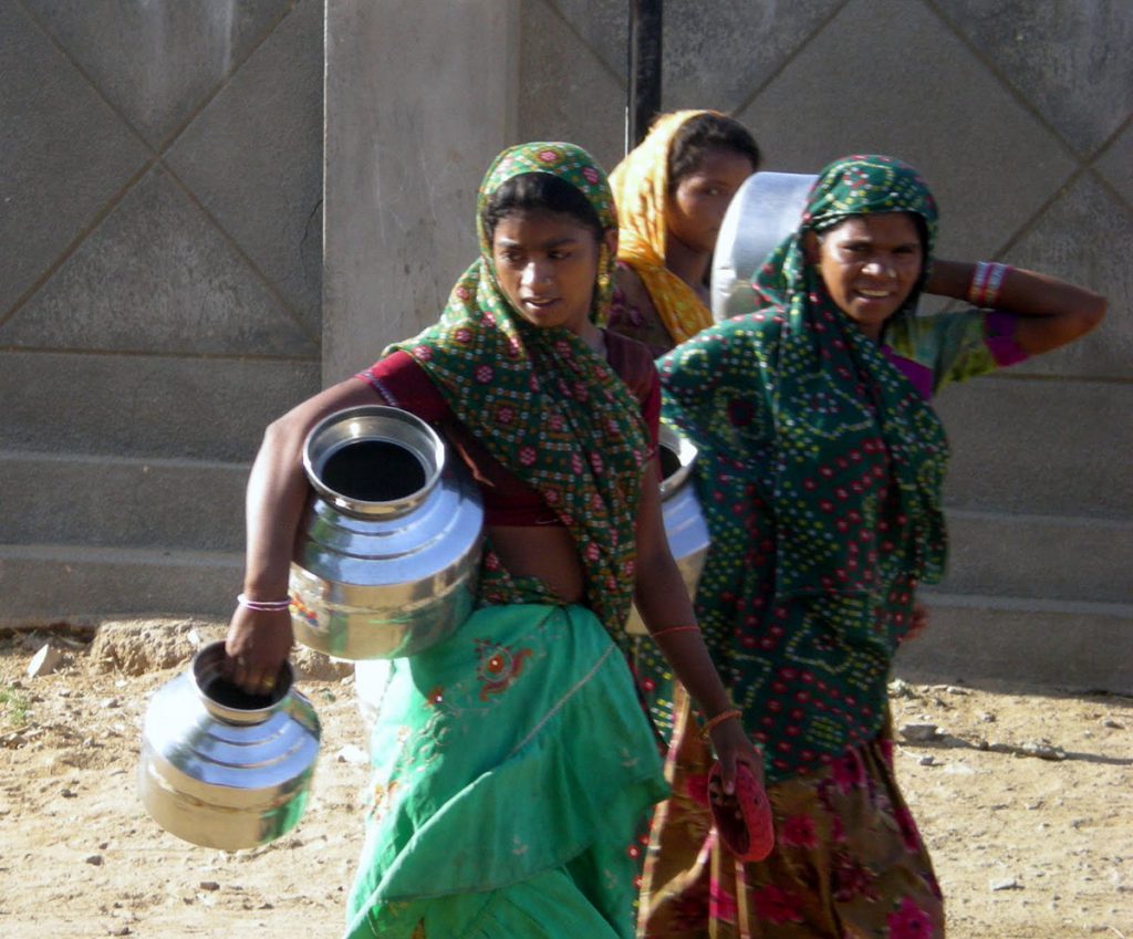 En la Amazonia brasileña, las mujeres acarrean agua