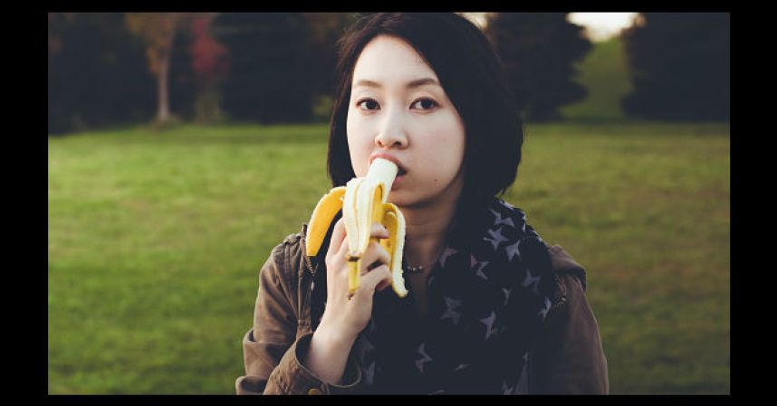 China no puede comer bananas en forma seductora y subirlo a internet
