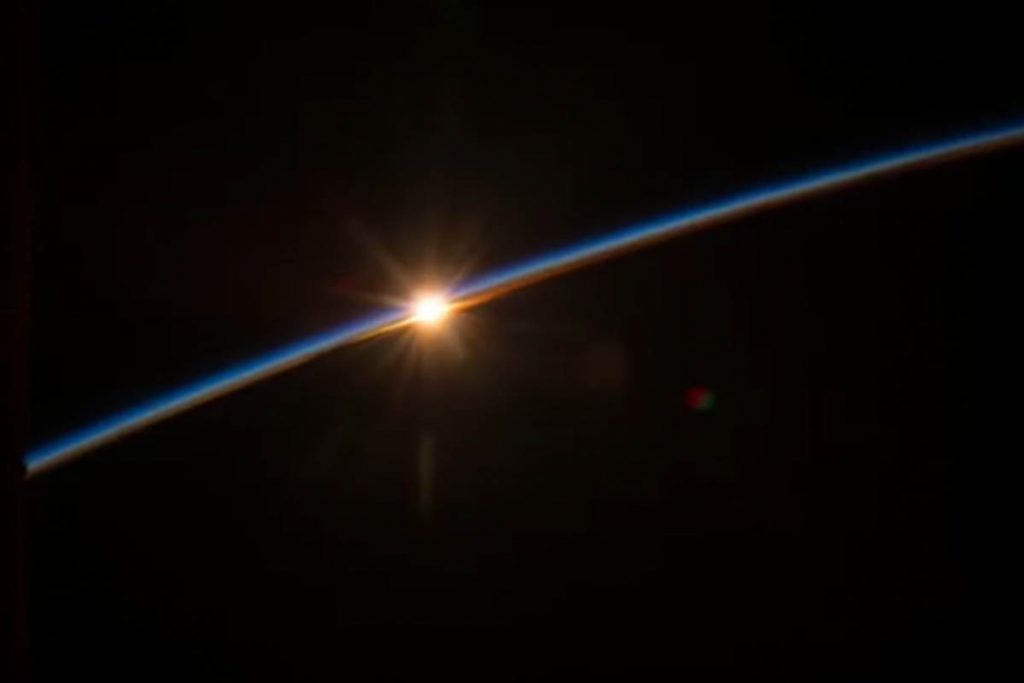(video) Así se ven los amaneceres desde el espacio