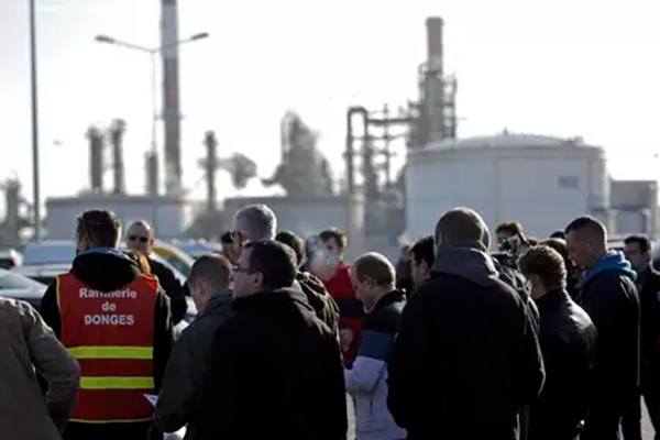 (video) Refinerías de petróleo de Francia en huelga por reforma laboral