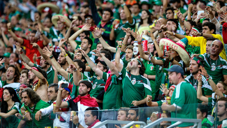 FIFA multa a México por cánticos discriminatorios de aficionados