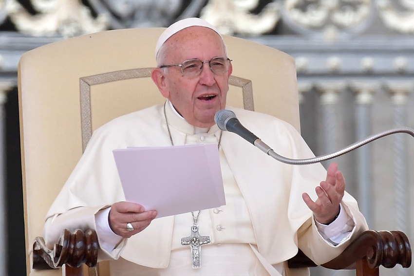 El Papa visita hospital y pide no abandonar a los niños enfermos