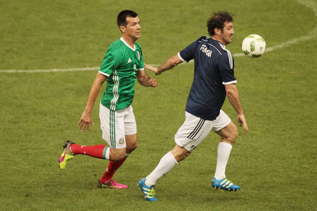 Leyendas de México vence 9-8 Estrellas de la FIFA en partido amistoso