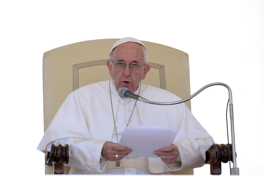 Papa alza la voz contra la explotación y el abandono de niños