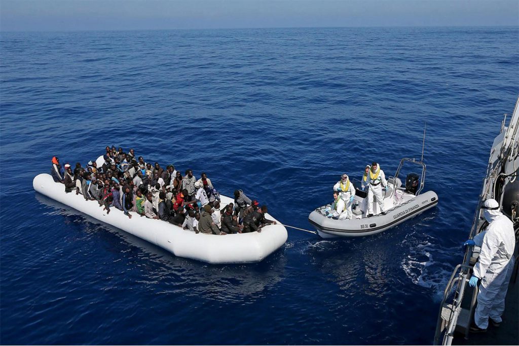 (video) Rescatan a 90 inmigrantes en Mediterráneo