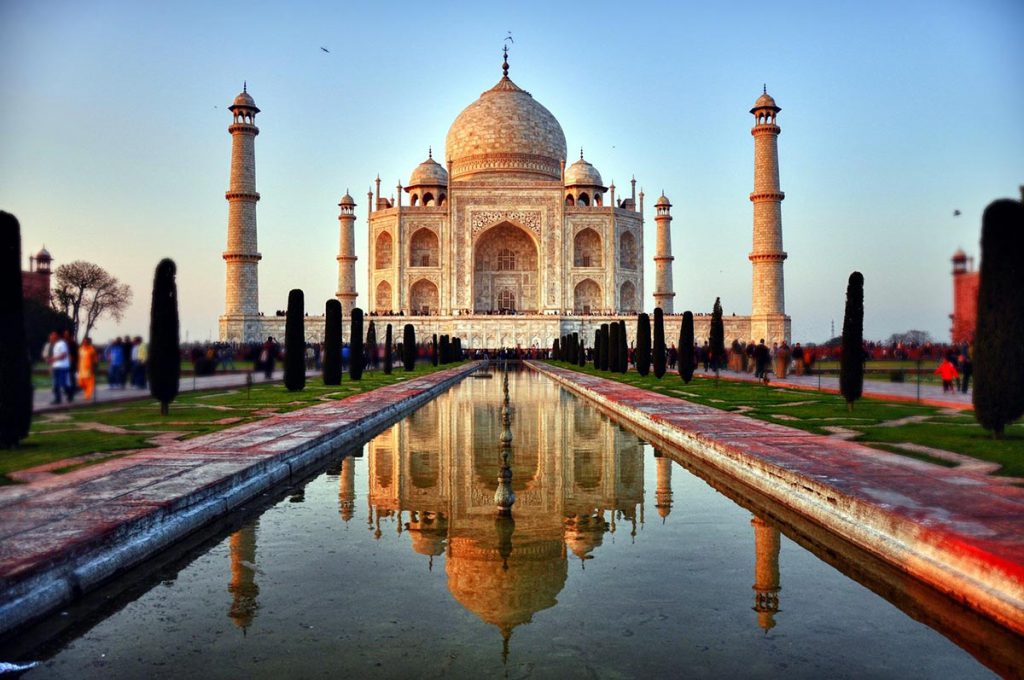 (video) Plaga de insectos, hace peligrar al Taj Mahal