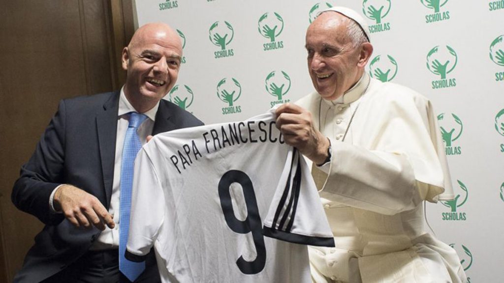 Papa Francisco pide a Gianni Infantino limpiar la FIFA