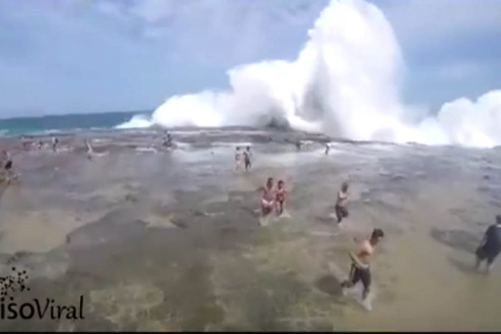 (video) Ola gigante sorprende a bañistas en Australia