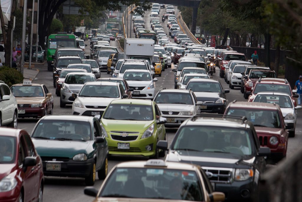 Automóviles provocan el 70% de la contaminación atmosférica