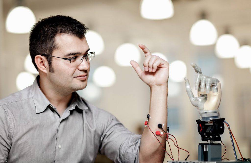 Diseñan mano electromecánica con 3D