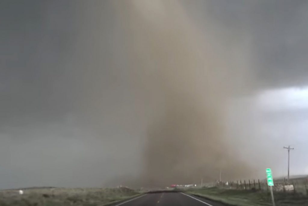 (video) La impresionante formación de un tornado
