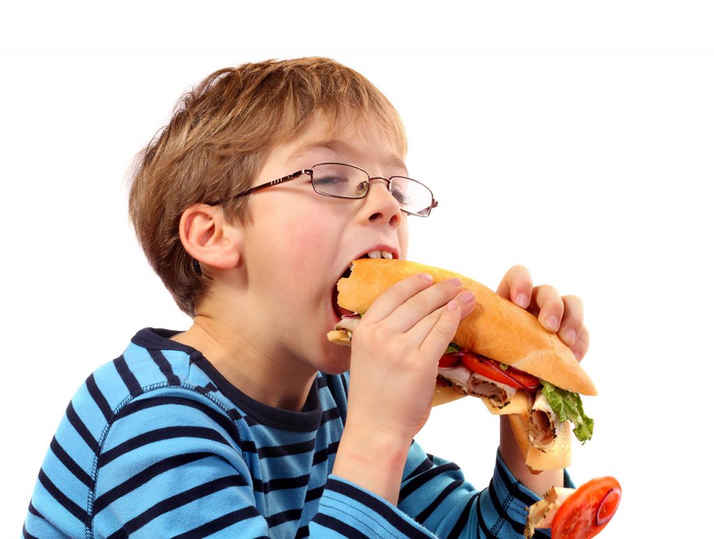 Niños con hipertensión por alimentación deficiente