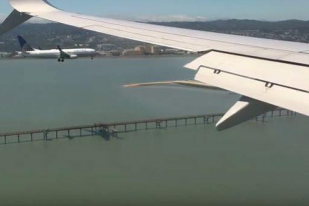 (video) Impresionante aterrizaje coordinado de dos aviones
