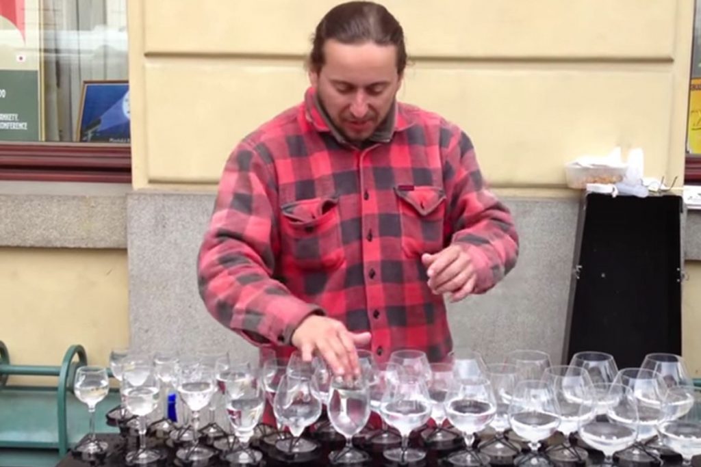 (video) Músico callejero sorprende con sus copas con agua
