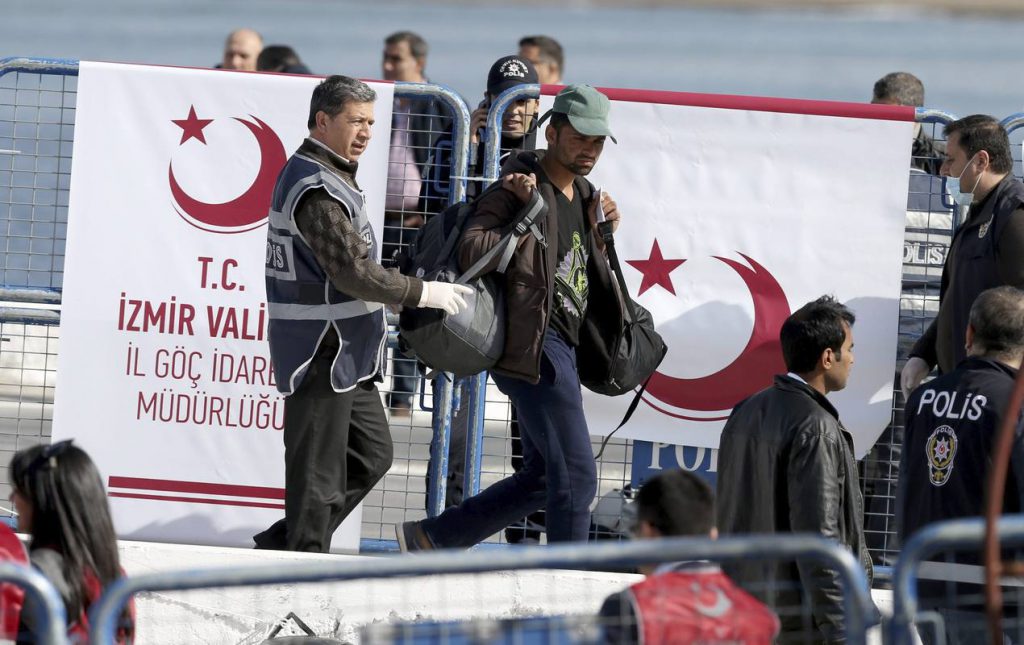Grecia deportará a inmigrantes hacia Turquía