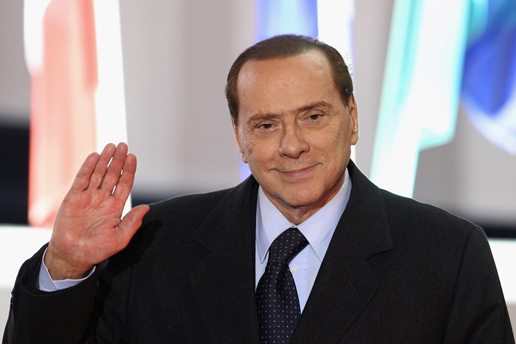 Berlusconi fue operado con éxito