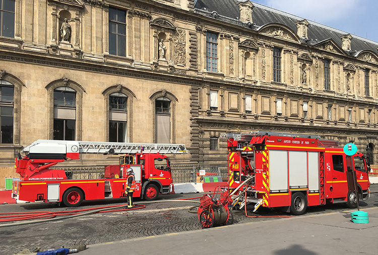 (video) Bomberos extinguen incendio en fachada de Museo del Louvre