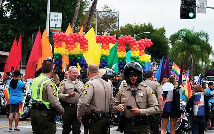 Policía arresta a hombre con armamento que iba a festival gay en L.A.