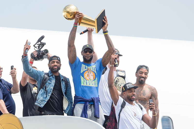 Una multitud recibe a los campeones Cavaliers y LeBron James