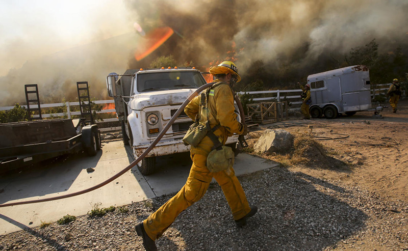 Incendios forestales en Los Ángeles siguen fuera de control