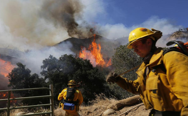 Miles de evacuados por incendio fuera de control en California