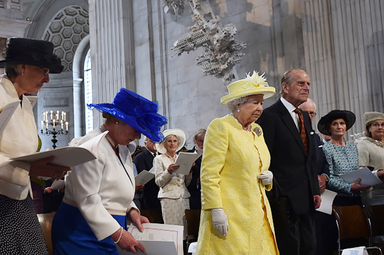 Celebra reina Isabel II 90 años con misa de acción de gracias