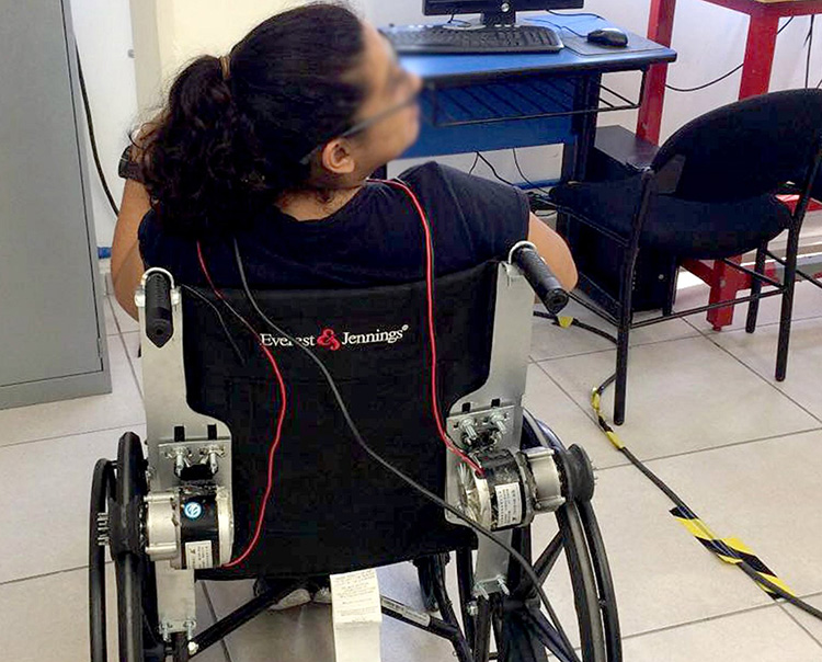 Estudiantes diseñan adaptador eléctrico para silla de ruedas