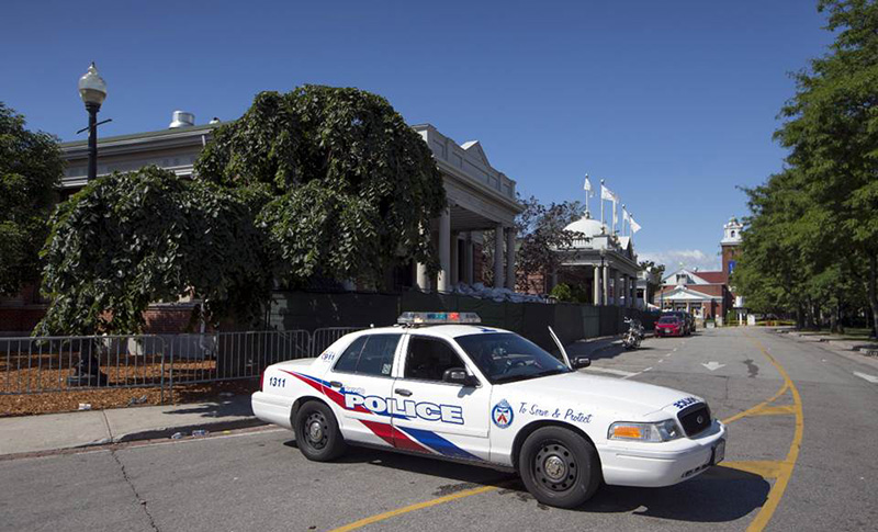 Policía de Toronto busca a sospechoso dentro de recinto universitario