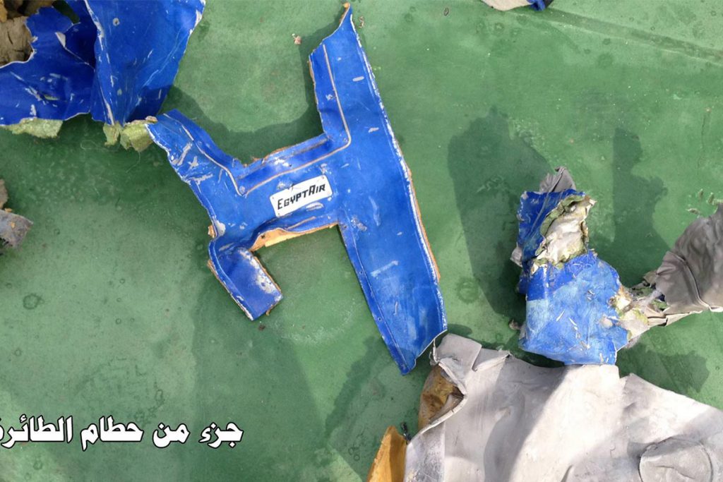 (video) Recuperan caja negra vuelo MS804 de EgyptAir