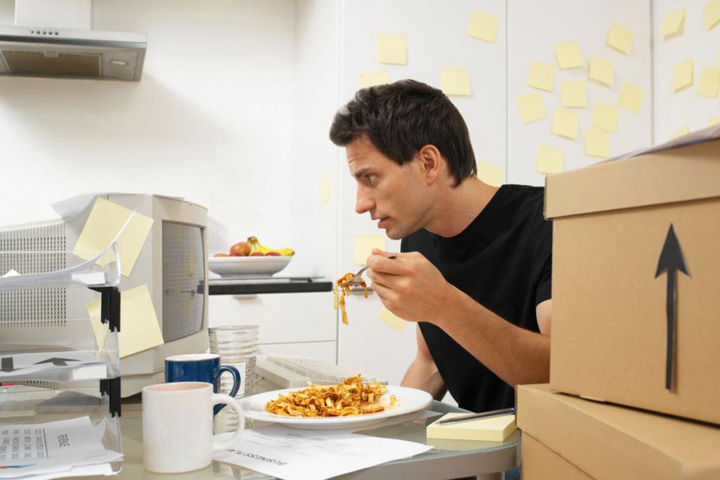 Comer frente a la compu, te hace daño