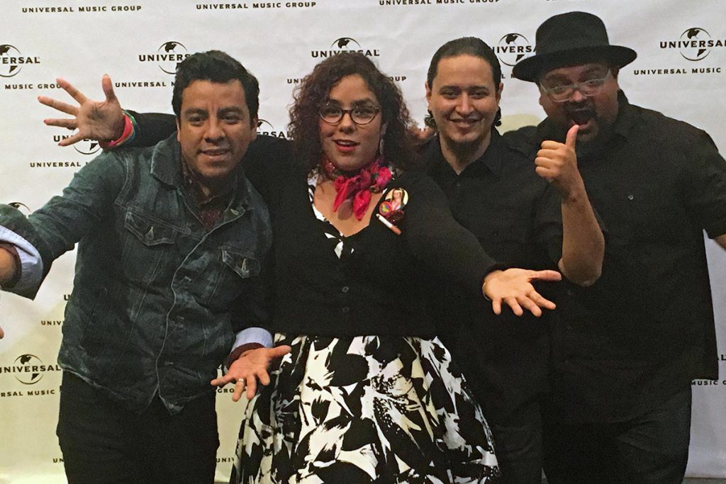 (video) La Santa Cecilia, una banda para mente y corazón abierto