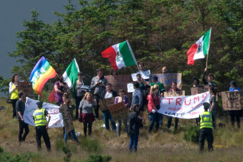 Escocia: banderas mexicanas reciben a Trump