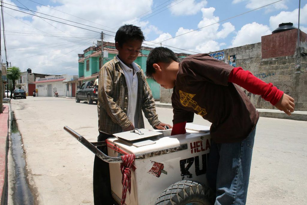 Más de 2 millones de menores trabajan en México