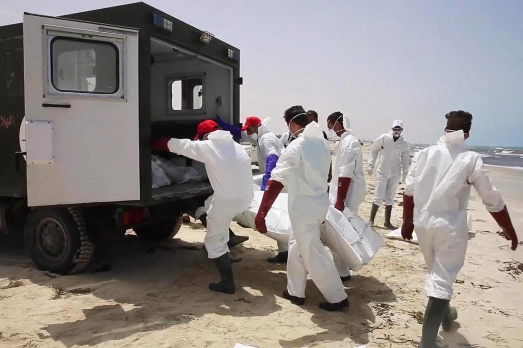 Encuentran 74 cuerpos de inmigrantes africanos en costas de Libia