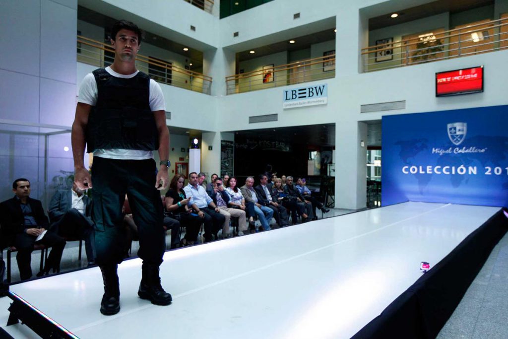 Inusual desfile de modas ¡con prendas blindadas!